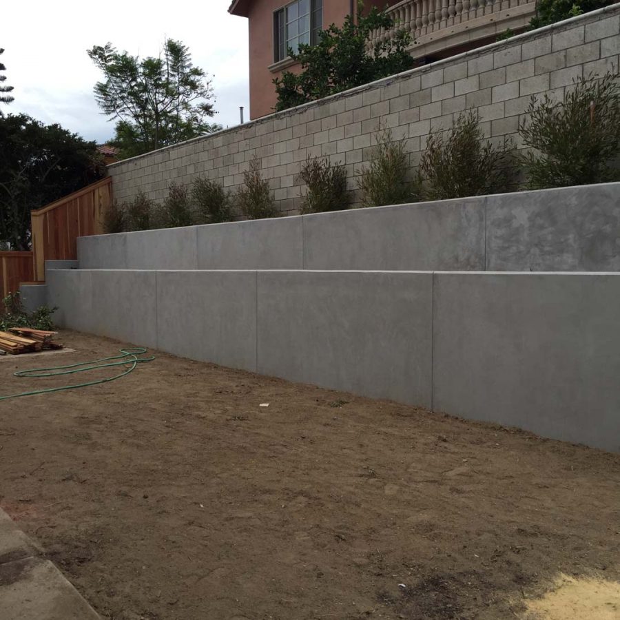 New pour in place concrete retaining wall for a backyard in Huntington Beach, CA. This retaining wall creates more flat area for the home because it holds up the differential earth elevation from the neighbor’s home. It also creates a planter for vegetation. Pacificland Constructors